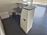 une photo d'une cuisine avec un réfrigérateur et un micro-ondes