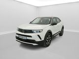 un SUV Toyota C-HR blanc garé dans une pièce blanche