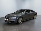 Une Audi S8 grise est garée dans une grande pièce