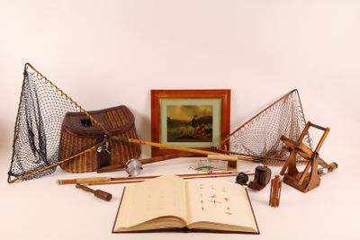 une photo représentant un livre, un filet de pêche, un livre et d'autres objets