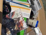 une boîte en carton remplie d'objets posés sur le sol