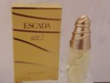 un flacon de parfum posé à côté d'une boîte sur un comptoir