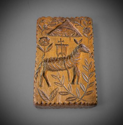 une plaque en bois sur laquelle sont représentés un cerf et des feuilles