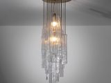 une image d'un lustre en verre