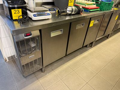un comptoir sur lequel sont posés tout un tas d'objets