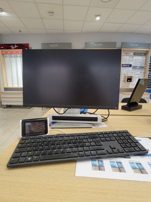 un écran d'ordinateur et un clavier sur un bureau dans une pièce