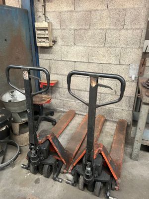 deux palettes placées l'une à côté de l'autre dans un garage