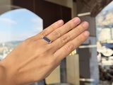 la main d'une femme avec une bague au doigt