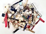 une pile de montres de toutes sortes posées sur une table