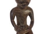 une image d'une statue en bois représentant un homme tenant un bébé