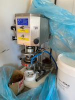 Une operculeuse en inox SCIM, avec compresseur d'air ABAC