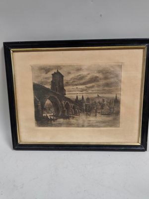 un vieux dessin représentant un pont enjambant une rivière, avec des bâtiments en arrière-plan