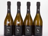 trois bouteilles de vin sont alignées sur une surface blanche