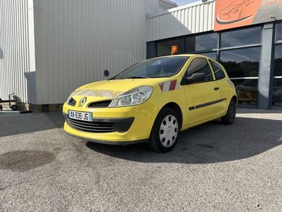 La voiture jaune est garée devant un immeuble.