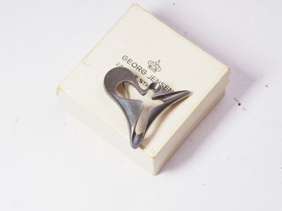 une petite boîte contenant un petit objet métallique