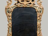 une photo d'un miroir doré et noir posé sur une table