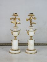 PAIRE DE BOUGEOIRS en marbre blanc et bronze doré à décor de… (photo 6)