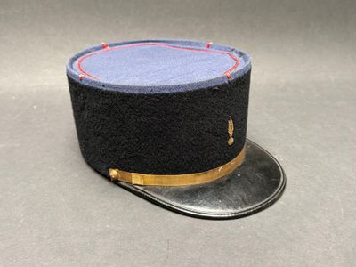 une image représentant un chapeau noir orné d'un ruban doré