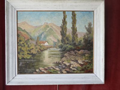 la photo d'un tableau accroché à un mur rouge