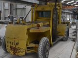 un gros camion jaune garé dans un garage