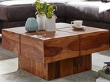 une table basse sur laquelle sont posées deux tasses, dans un salon