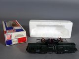 un petit train en jouet posé à côté d'un paquet de cigarettes
