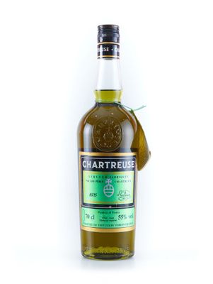 une bouteille de whisky avec une étiquette verte sur fond blanc