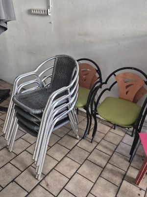 many chairs that are lined up against a wall