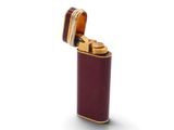 un gros plan d'un briquet posé sur une surface blanche, avec un fond blanc