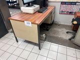 un bureau équipé d'un ordinateur et d'une imprimante