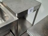 deux éviers en acier inoxydable dans une cuisine, avec leur étiquette de prix