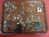 un plateau contenant plusieurs types de bijoux différents