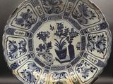 assiette bleue et blanche ornée de fleurs et de vases