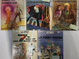 six livres alignés sur une table, sur fond blanc