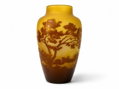 un vase jaune orné d'une image représentant un arbre