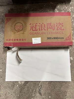 une boîte de carreaux de céramique chinois posée par terre