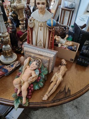 une table sur laquelle se trouvent une statue de Jésus et d'autres objets religieux