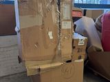 un gros tas de cartons et d'autres objets dans un entrepôt