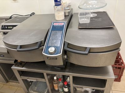 une photo d'une cuisine professionnelle avec un plan de travail et une balance numérique