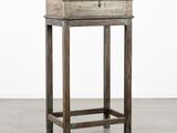 une petite table en bois surmontée d'un tiroir