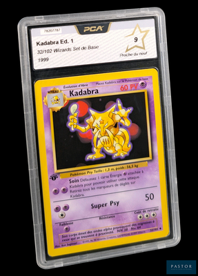 gros plan d'une carte pokemon dans un étui en plastique
