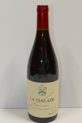 une bouteille de vin posée sur une table