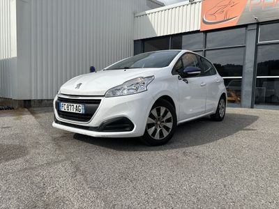 la voiture blanche est garée devant un bâtiment