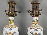 paire de lampes anciennes en porcelaine, ornées de motifs dorés et blancs