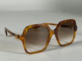 lunettes de soleil marron avec des verres marron sur un fond blanc