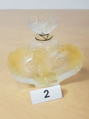 un petit bol en verre posé sur une table, sur laquelle figure un numéro