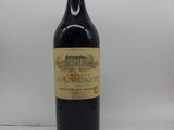 une bouteille de vin rouge posée sur une table