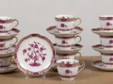 plusieurs tasses et soucoupes posées sur une table