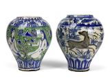 paire de vases bleus et blancs ornés d'oiseaux et de fleurs