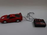 une petite voiture reliée à un chargeur